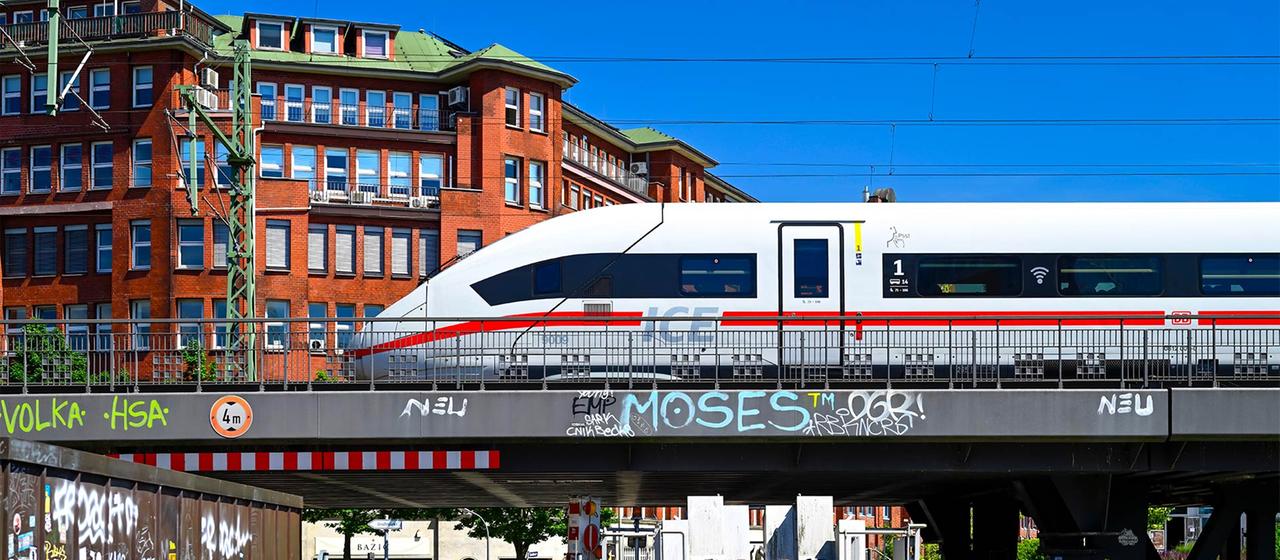 ICE der Deutschen Bahn über der Oberhafenbrücke in Hamburg.