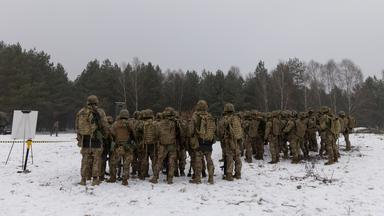 Ukrainische Soldaten bei einer Wehrübung in Polen