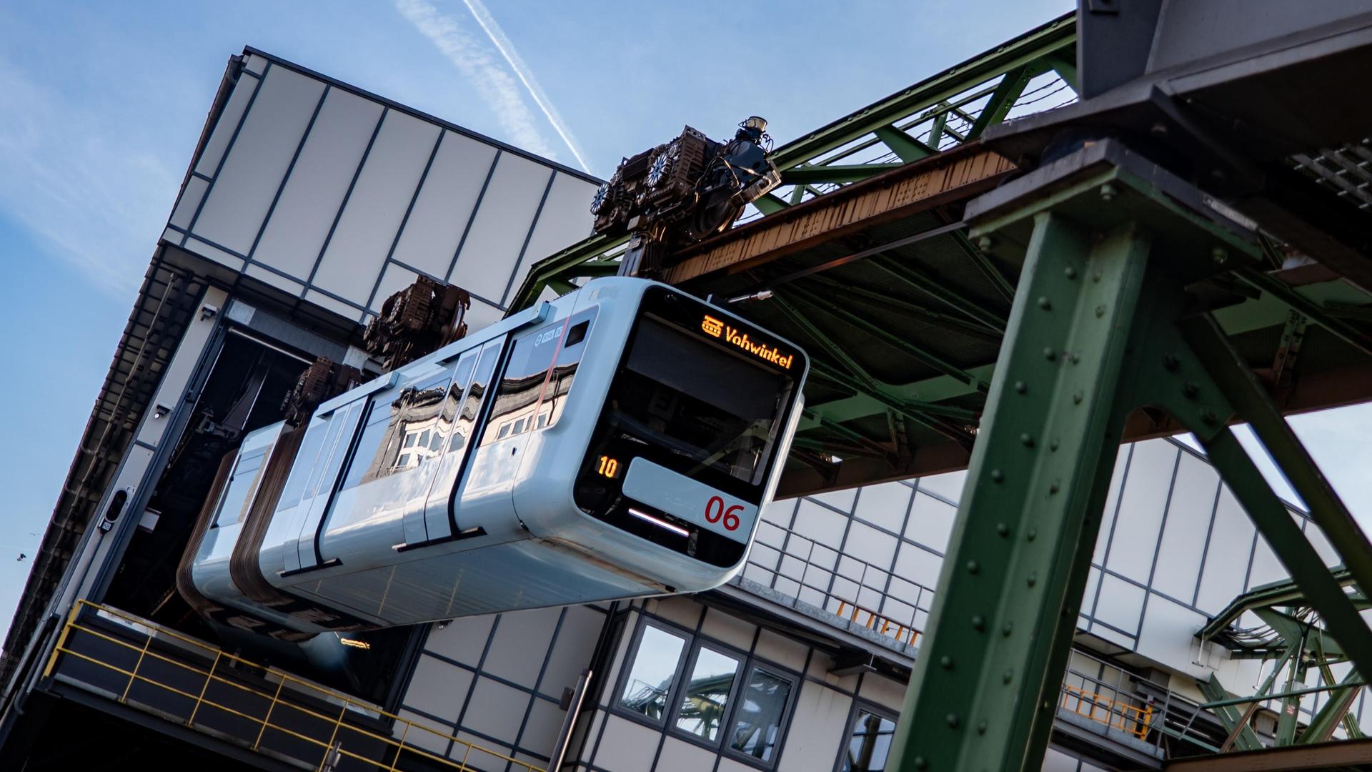 Waghalsiges Manöver: 20-Jähriger klettert auf Wuppertaler Schwebebahn