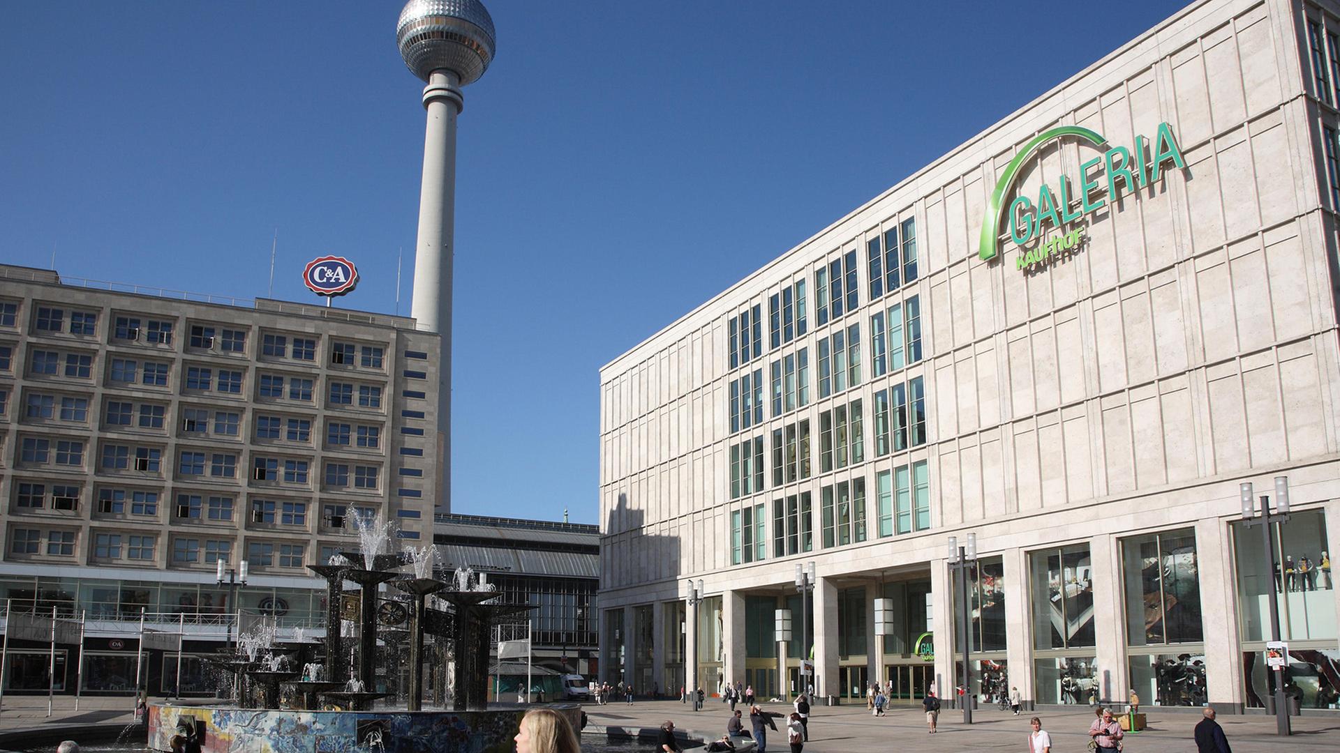 Der Fernsehturm am Alexanderplatz mit dem Warenhaus Galeria Kaufhof (Quelle: dpa/Hechtenberg) | dpa/Hechtenberg