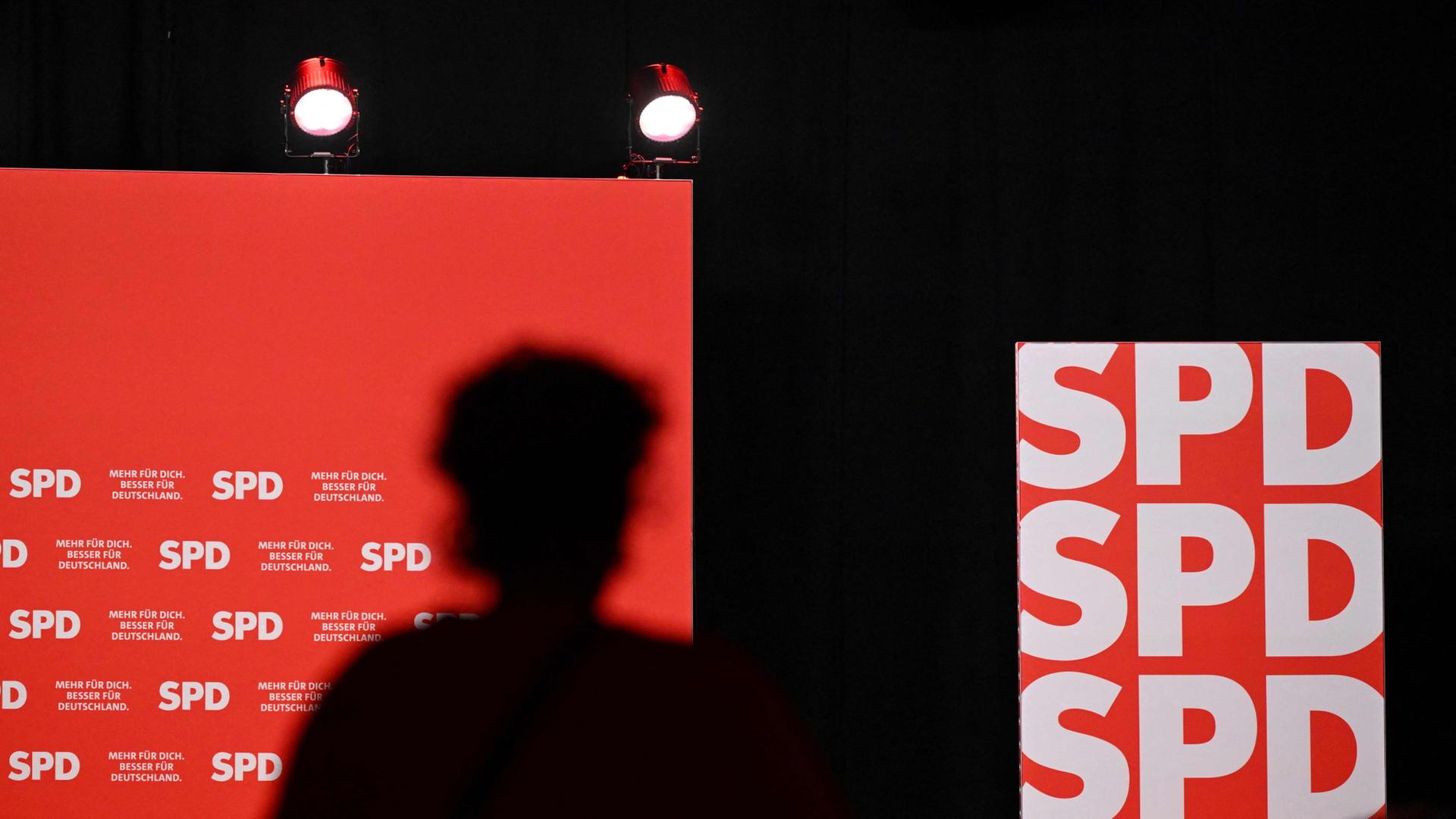 Eine Bühne mit SPD-Parteilogo. | AFP