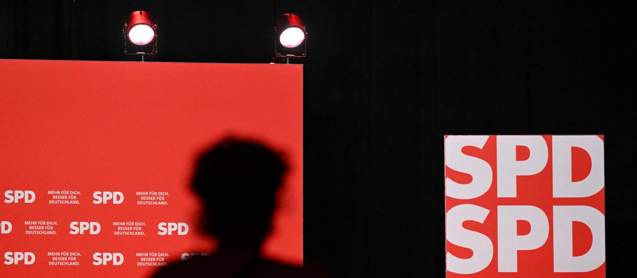 Eine Bühne mit SPD-Parteilogo.