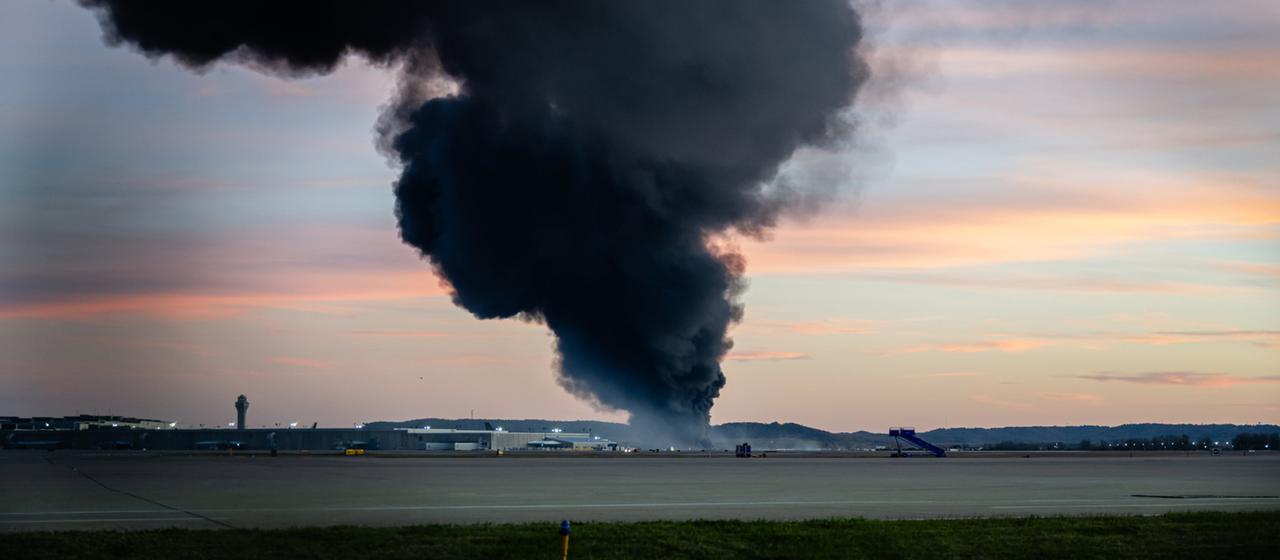 Rauch steigt über einem Flughafen in Louisville, Kentucky, auf.