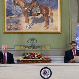 Der Chefankläger des Internationalen Strafgerichtshofes, Khan, und der Präsident Venezuelas, Maduro (v.l.) bei einem gemeinsamen Treffen.