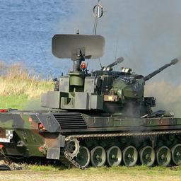 Ein Flakpanzer vom Typ "Gepard" bei einem Übungsschießen auf Luftziele. (Archivbild: 7. Oktober 2004)