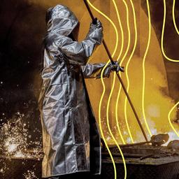 Ein Stahlarbeiter von Thyssenkrupp arbeitet am Hochofen 8 auf dem Werksgelände.