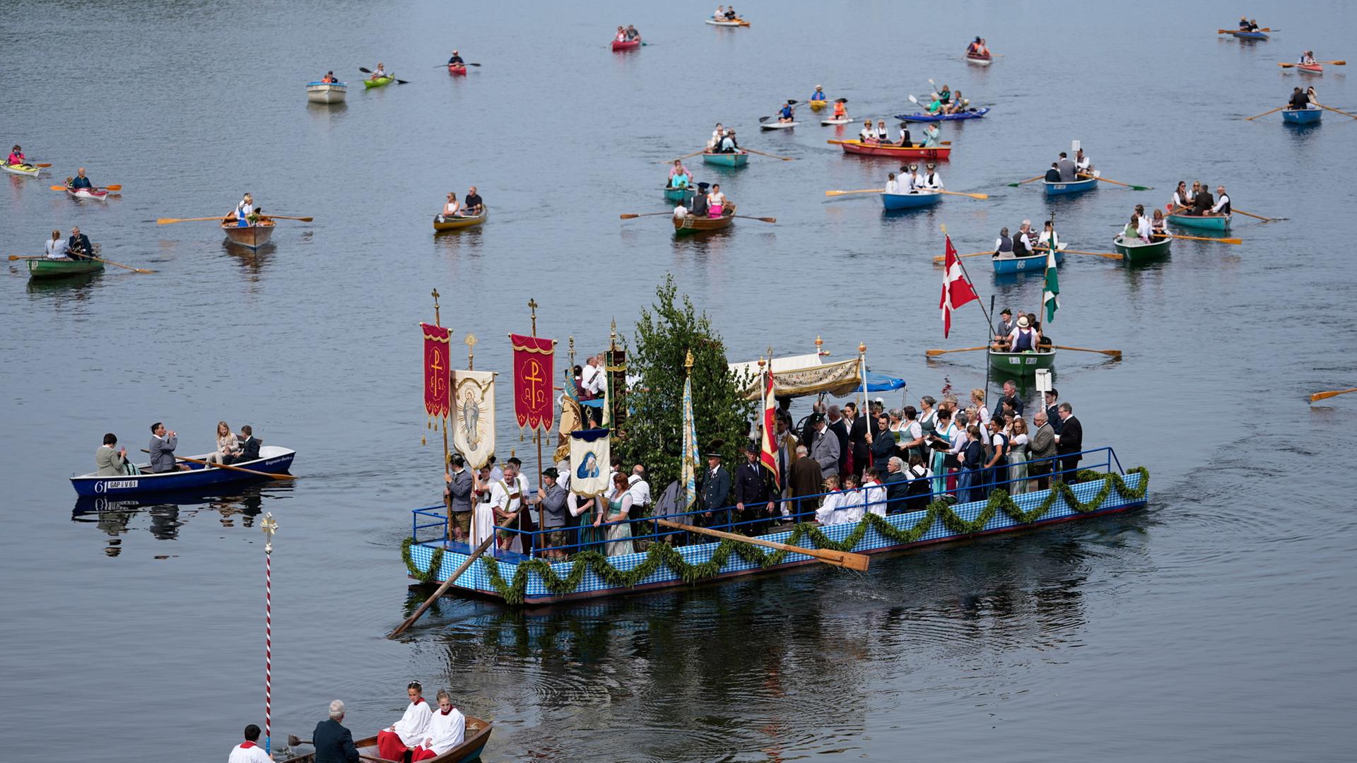 Menschen nehmen in ihren Booten an der Fronleichnamsprozession am Staffelsee im bayerischen Seehausen teil. | AP Photo/Matthias Schrader
