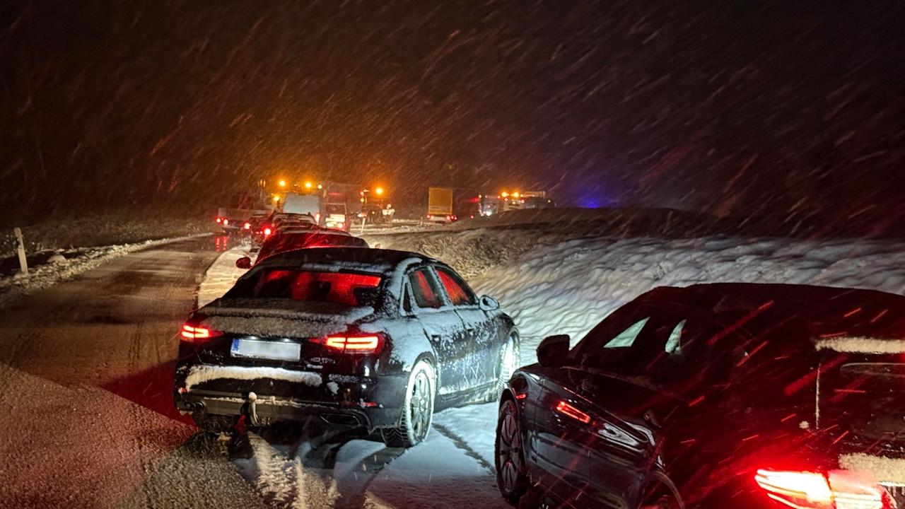 バーデン・ヴュルテンベルク州：事故で少なくとも30人が負傷：雪と黒氷でBW州の道路が混乱