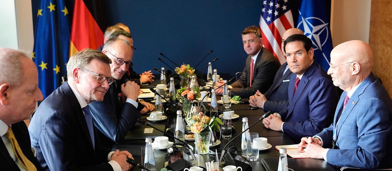 Johann Wadephul, Friedrich Merz und Marco Rubio während eines Gesprächs bei der Münchner Sicherheitskonferenz.