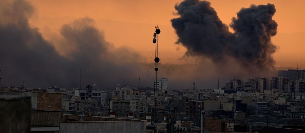 Eine Rauchwolke steigt nach einem amerikanisch-israelischen Militärschlag auf