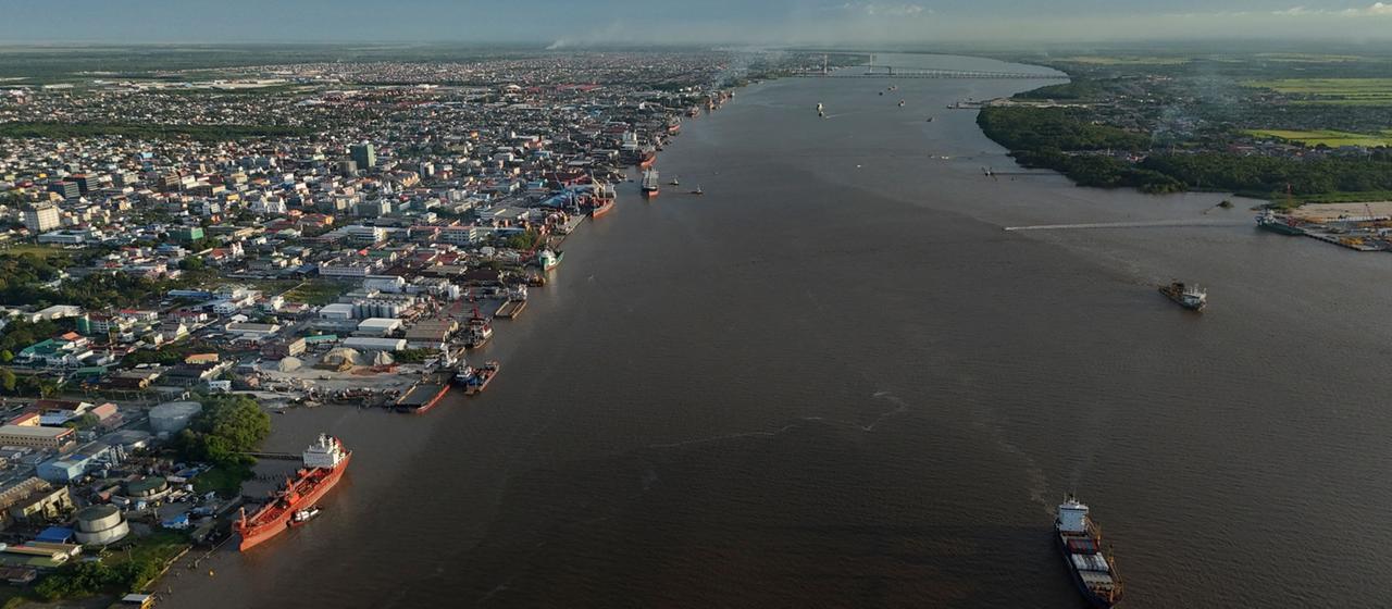 Blick auf den Demerara-Fluss in Georgetown (Guyana)