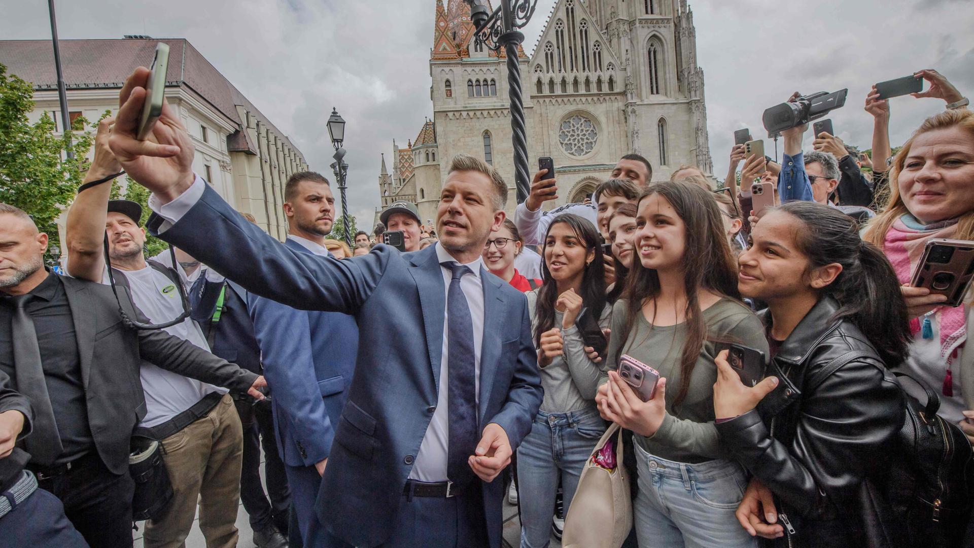 Peter Magyar macht Bilder vor der Matthiaskirche in Budapest. | AFP