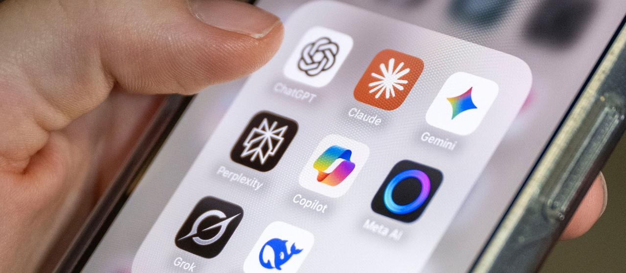 Auf einem Smartphone-Bildschirm sind mehrere KI-Anwendungen zu sehen