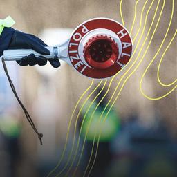 Ein Polizist der Bayerischen Grenzpolizei winkt am 06.02.2025 am Grenzübergang von Österreich nach Deutschland in Oberaudorf (Bayern) ein Auto in eine Kontrollstelle der Polizei.