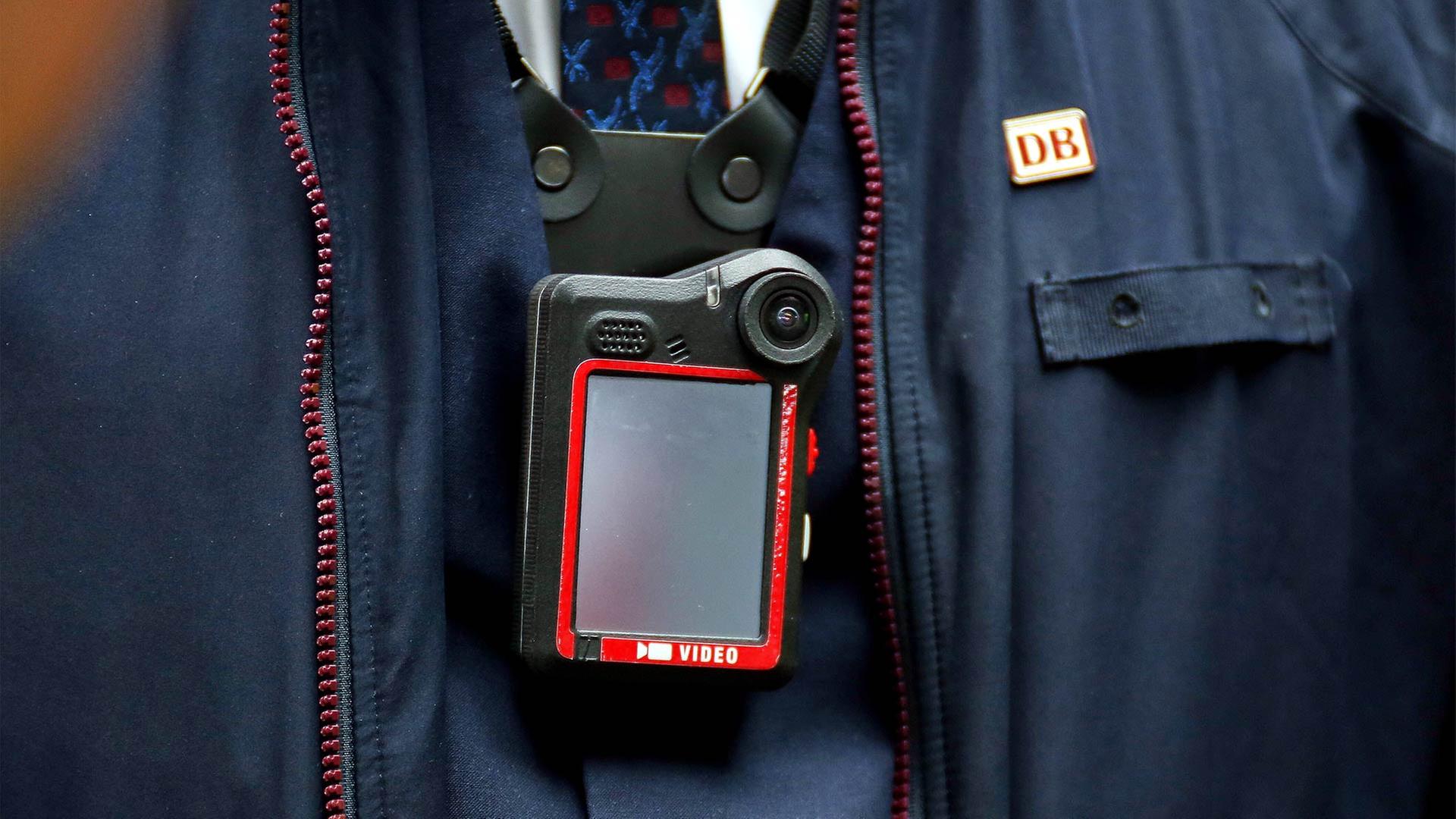 DB Schaffner mit Bodycam. | picture alliance / dts-Agentur