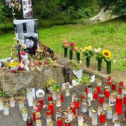 Kerzen und Fotos an  einem Brunnen in Zella-Mehlis.