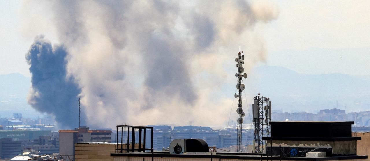 Rauch steigt über Teheran auf. (07.04.2026)