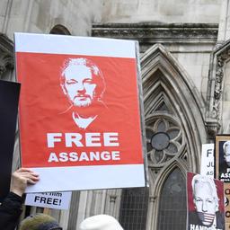 Demonstrierende halten Schilder mit der Forderung zur Freilassung von Julian Assange in die Höhe