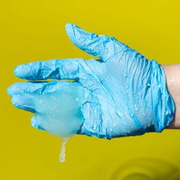 Eine Person hält in der Atacama-Wüste im Salar de Atacama lithiumhaltige Sole. Das Unternehmen Sociedad Química y Minera de Chile (SQM) erweitert seinen Bergbaubetrieb, um die weltweit steigende Nachfrage nach Lithiumkarbonat zu decken, dem Hauptbestandteil bei der Herstellung von Akkus, zunehmend für Elektrofahrzeuge.