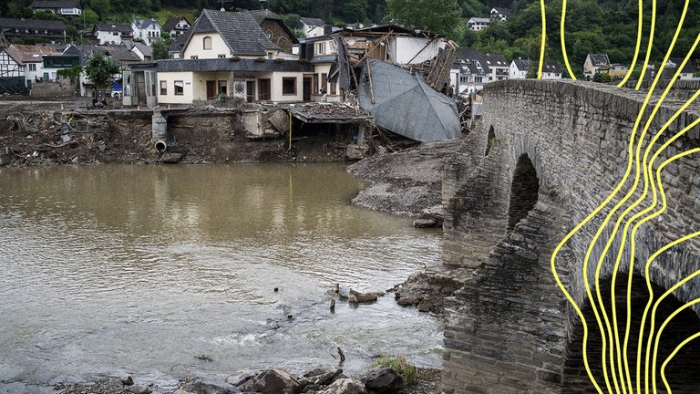 Die zerstörte St. Nepomuk-Brücke von 1723 (Kulturdenkmal seit 1981) in Rech mit Blick auf das zerstörte Dorfzentrum auf der Südseite.