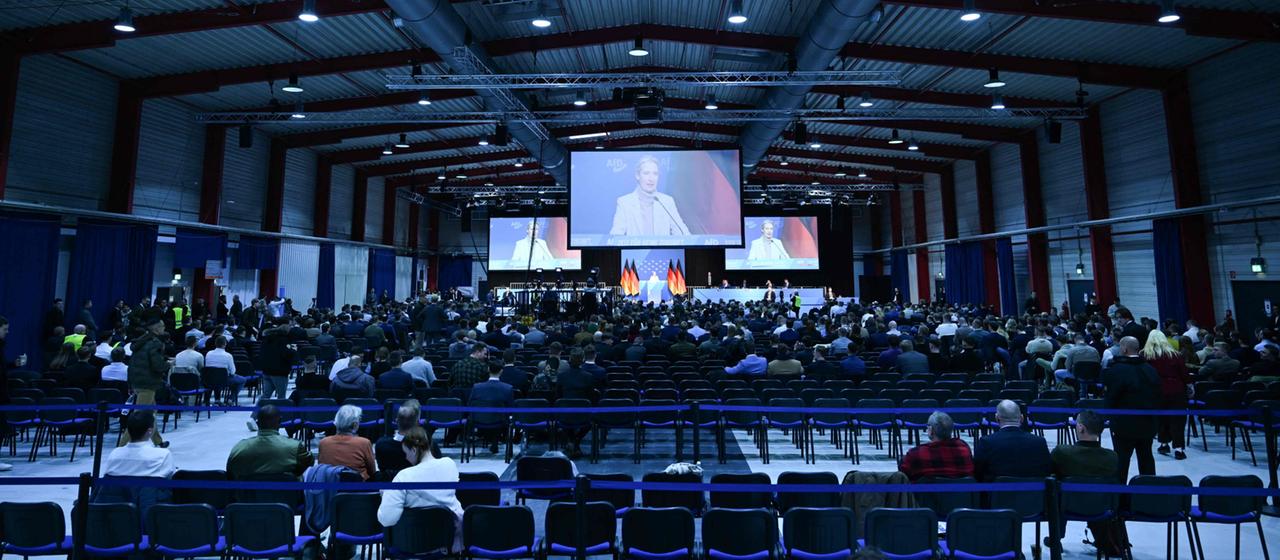 Blick in die Halle des Gründungskongresses der AfD-Jugendorganisation mit vielen leeren Stühlen.