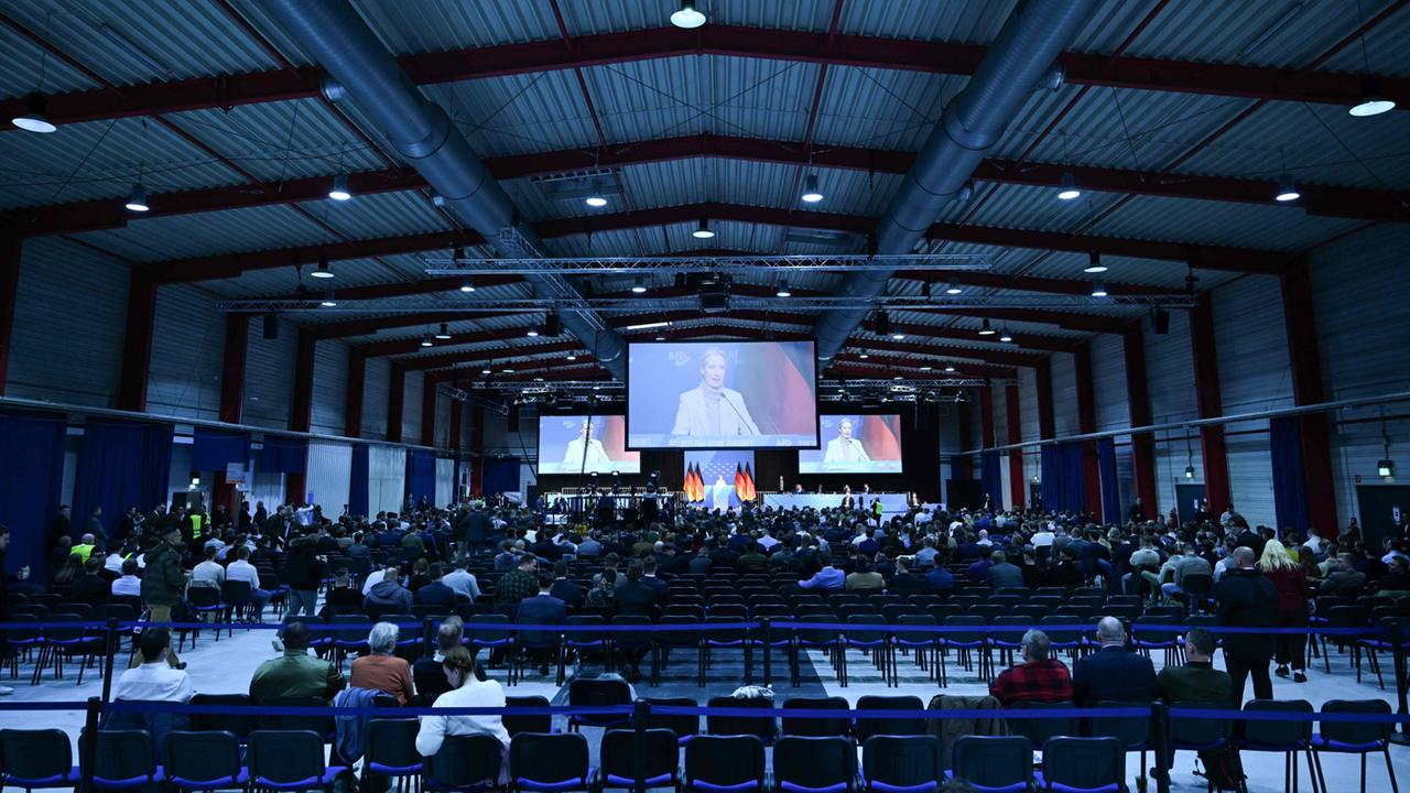 Gr-ndungsparteitag-AfD-Chefs-formulieren-Erwartungen-an-Parteijugend