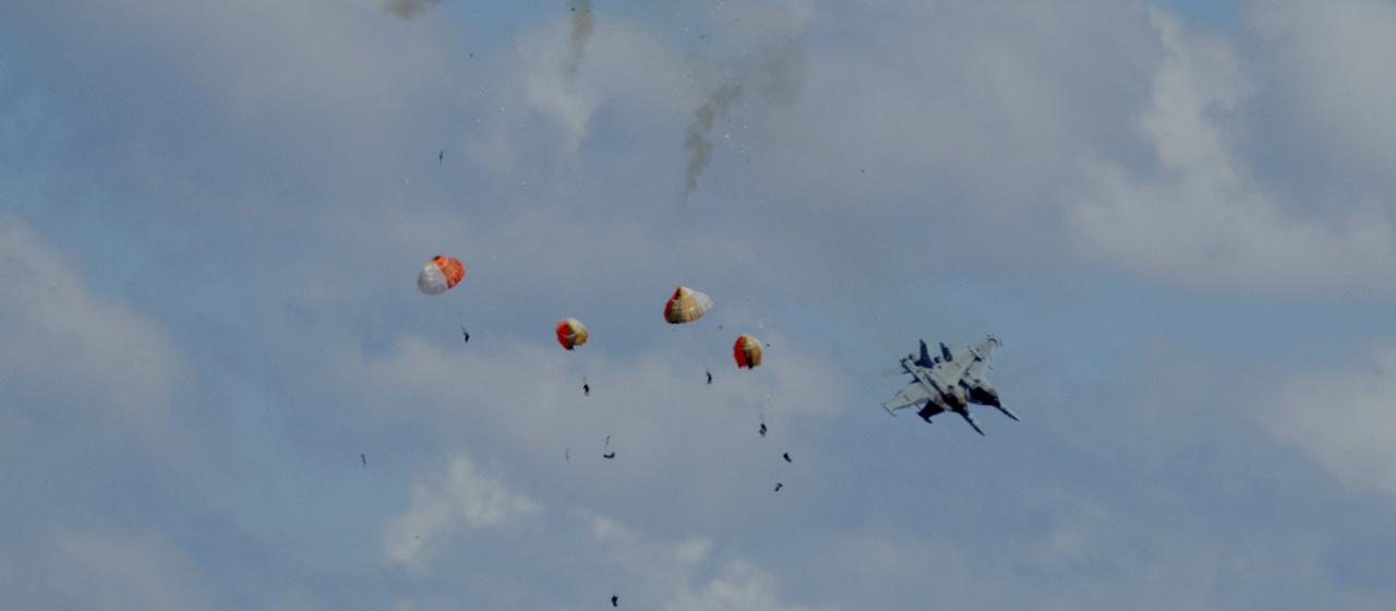 Besatzungsmitglieder zweier Kampfflugzeuge fliegen nach Auslösung der Schleudersitze mit Fallschirmen in der Luft in Idaho (USA).