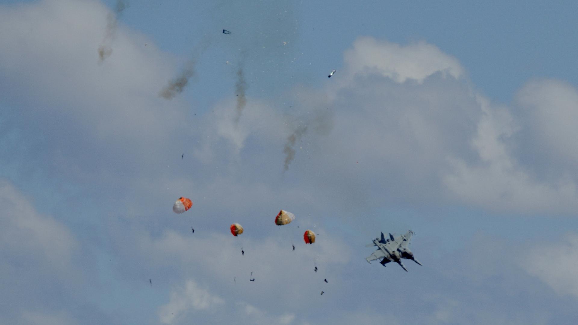Besatzungsmitglieder zweier Kampfflugzeuge fliegen nach Auslösung der Schleudersitze mit Fallschirmen in der Luft in Idaho (USA). | Henk Zuurbier/Handout via REUTERS