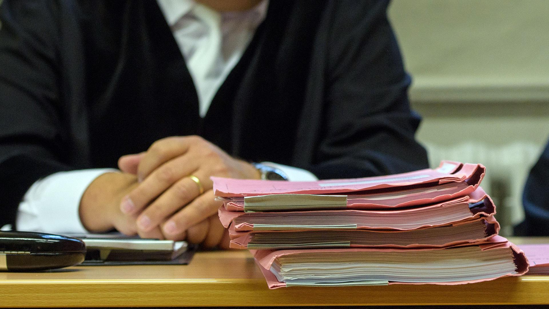 Symbolbild: ein Richter sitzt hinter einem Stapel Aktenmappen | picture alliance / Candy Welz / Arifoto Ug/dpa-Zentralbild/dpa | arifoto UG