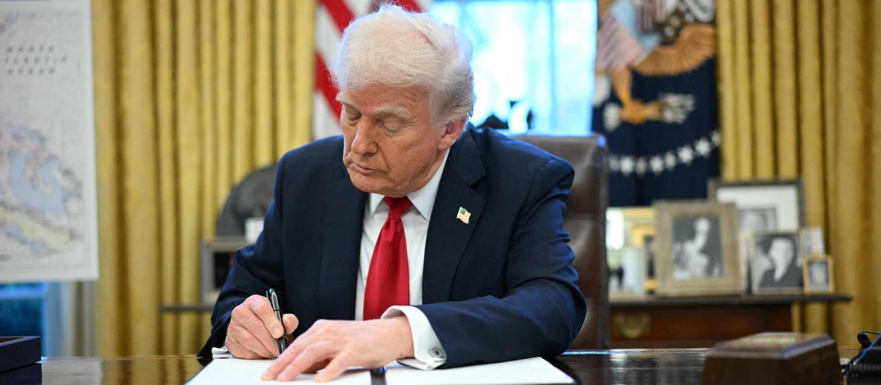 Donald Trump unterschreibt ein Dekret zur Einführung von Strafzöllen auf importierte Autos.