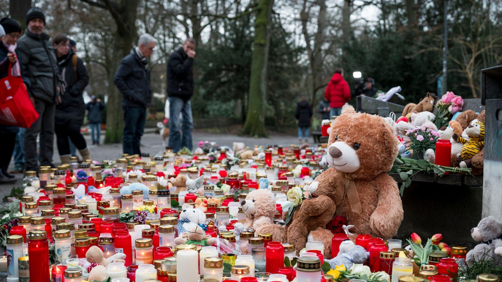 Blumen und Kerzen am Tatort des Messerangriffs im Park Schöntal in Aschaffenburg | dpa-Bildfunk/Daniel Vogl