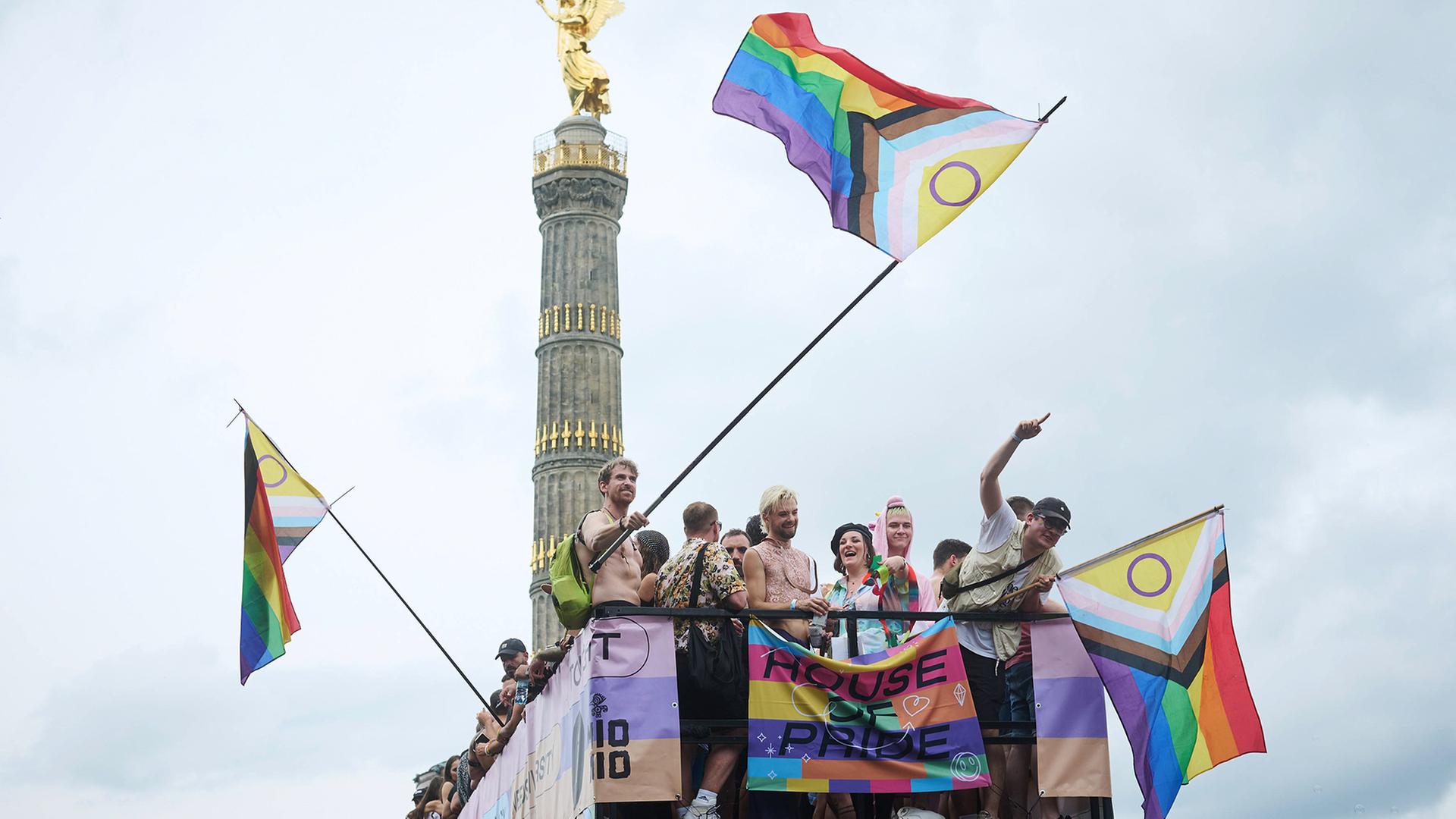 Archivbild: Berlin, CSD Pride Parade, Eindrücke vom der Christopher Street Day am 27.07.2024 unter dem Motto Nur gemeinsam stark - für Demokratie und Vielfalt in Berlin. (Quelle: IMAGO/Christian Spicker) | IMAGO/Christian Spicker