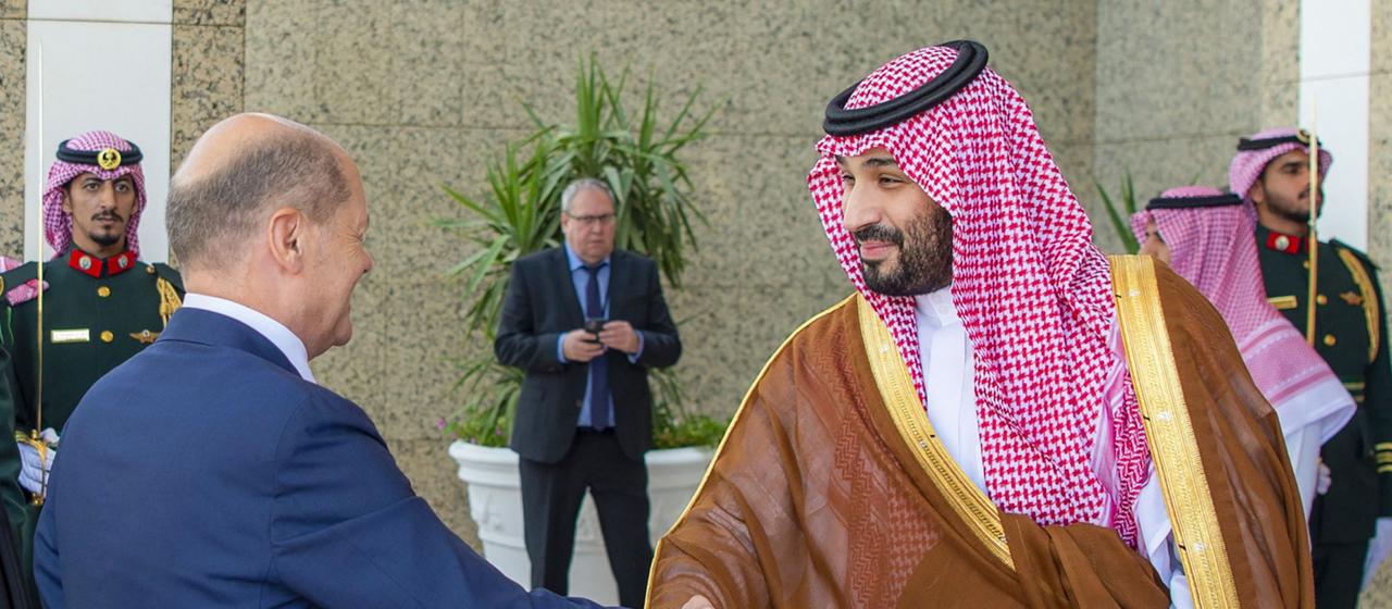 Bundeskanzler Olaf Scholz (l, SPD) wird vom Kronprinzen des Königreichs Saudi-Arabien Mohammed bin Salman al-Saud im Al-Salam-Palast empfangen.