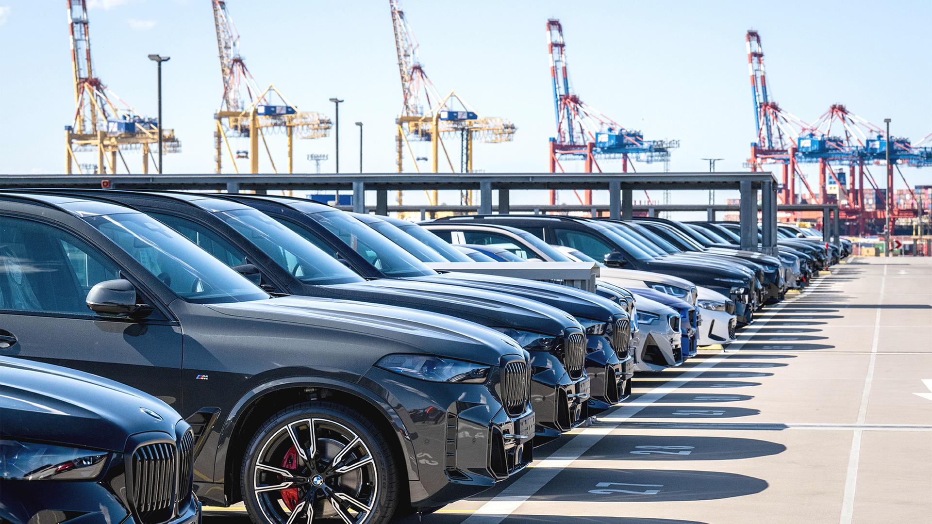 Autos werden im Hafen am BLG Autoterminal Bremerhaven auf Schiffe verladen. | dpa