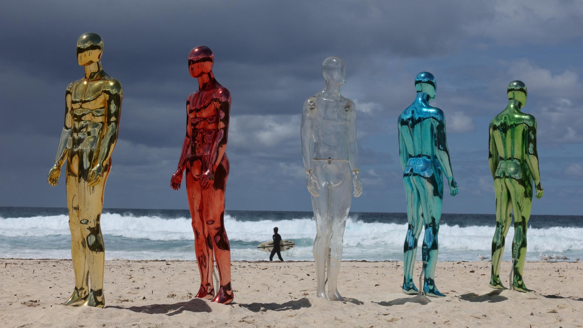 Ein Surfer geht in Bondi (Sydney, Australien) an einer Skulptur der KÃ¼nstlerin Erica Zaino vorbei. | REUTERS