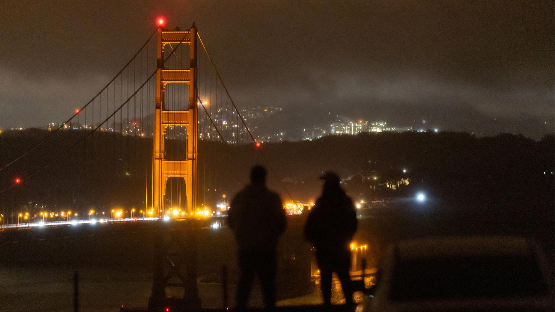 Menschen schauen auf die Region in San Francisco, welche vom Stromausfall betroffen ist. | REUTERS/Carlos Barria