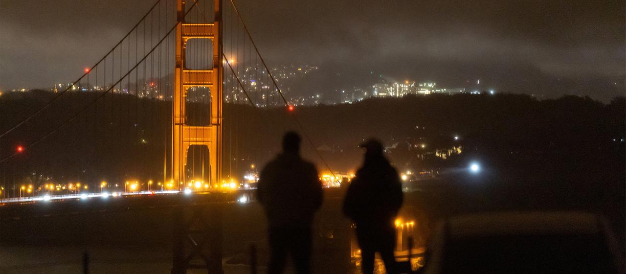 Menschen schauen auf die Region in San Francisco, welche vom Stromausfall betroffen ist.