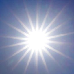 Die Sonne scheint am blauen Himmel.