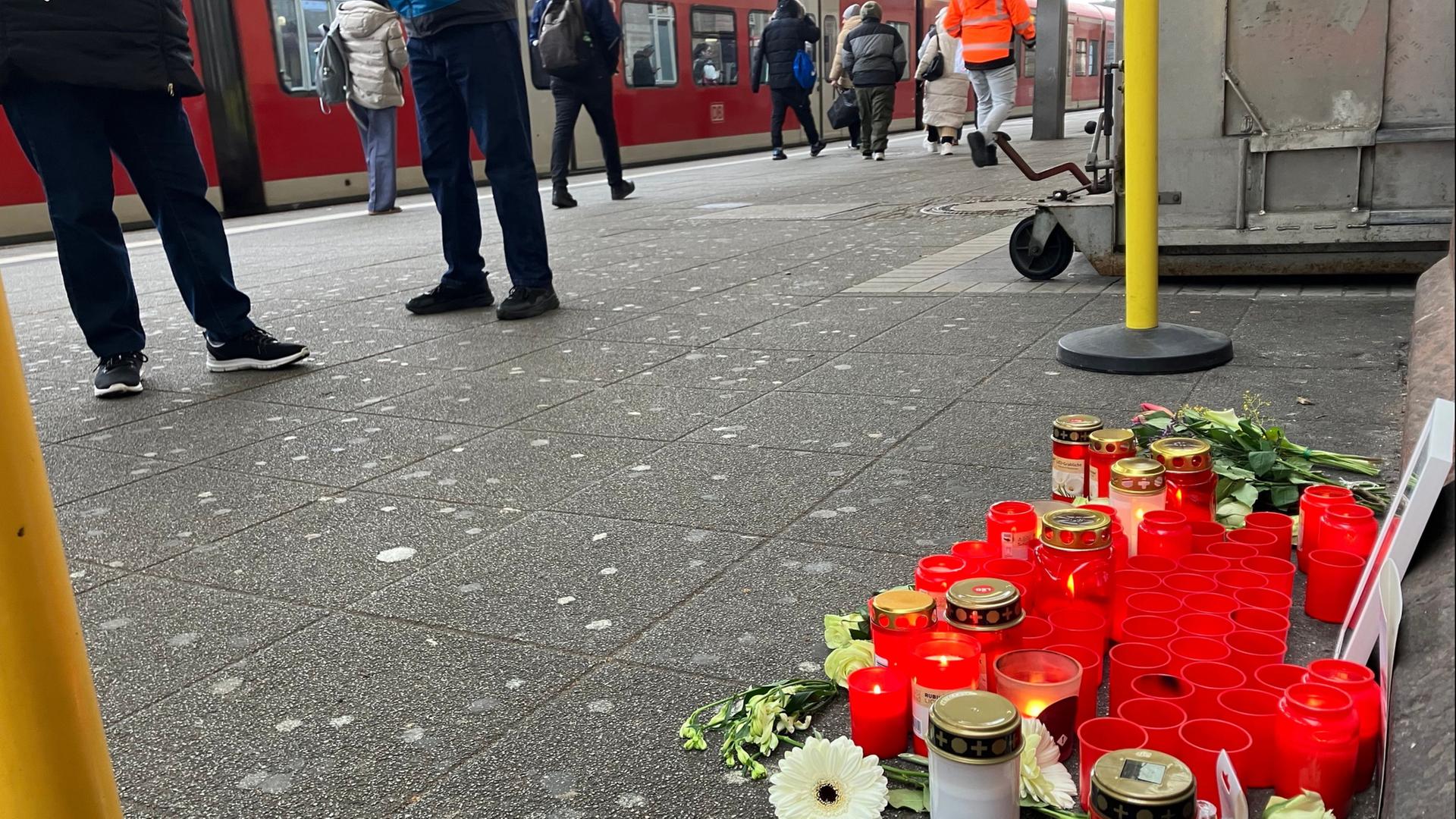 Am Bahnsteig liegen Blumen und stehen Grablichter im Gedenken an einen getÃ¶teten Zugbegleiter. | Wolfgang Jung/dpa