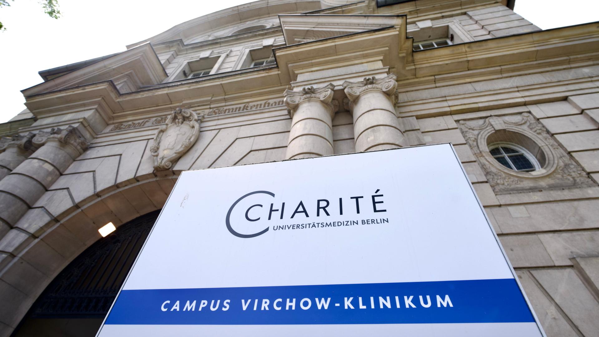 Der Eingang zum Campus Virchow Klinikum der Charité Berlin. | Soeren Stache/dpa