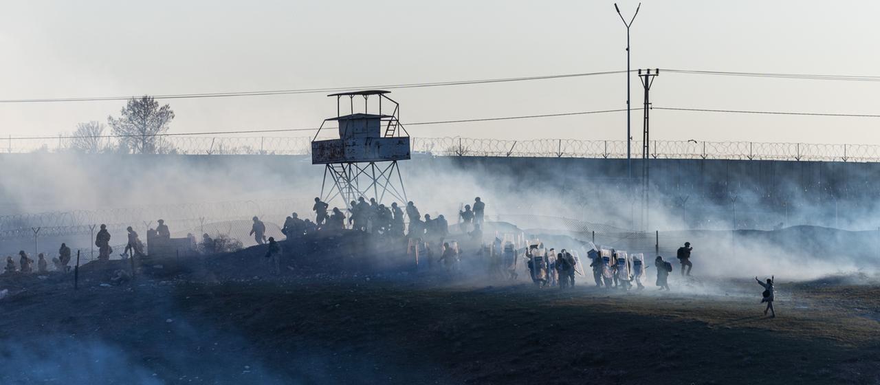 Pro-kurdische Protestierende und türkische Polizisten an der Grenze zu Syrien.