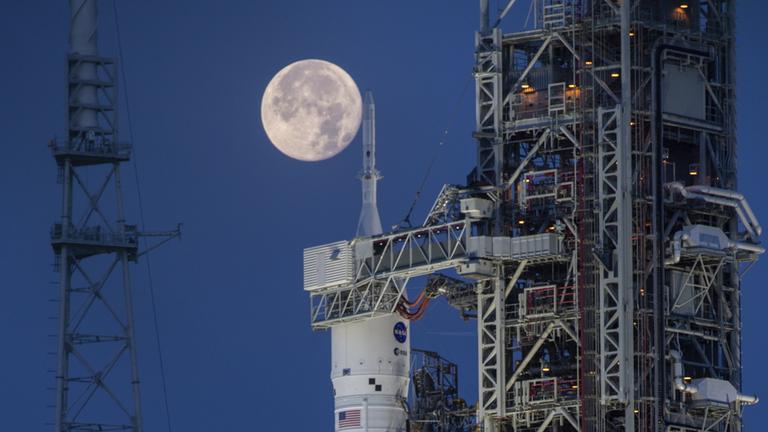 Das "Artemis I"-Space-Launch-System (SLS) bei Vollmond (Archiv)