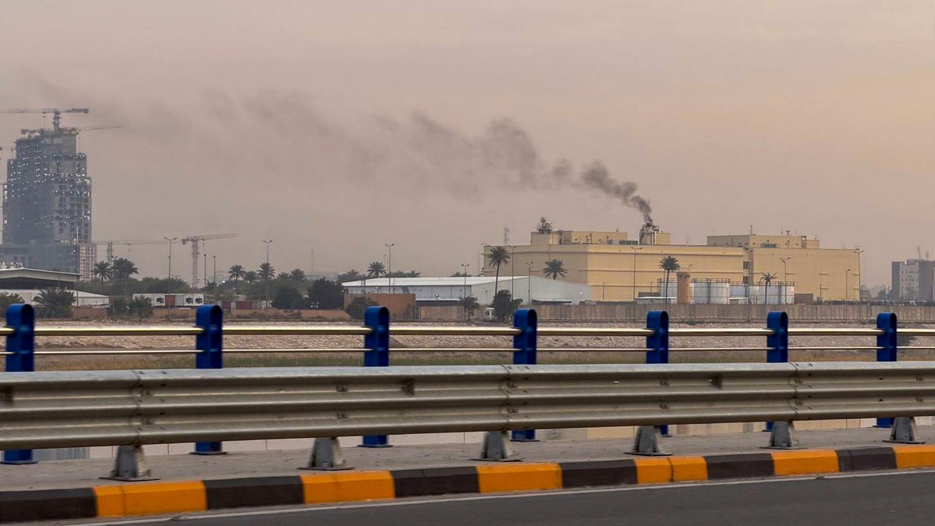 Rauch steigt von dem Gebäude der US-Botschaft in Bagdad auf. | Ali Jabar/AP/dpa