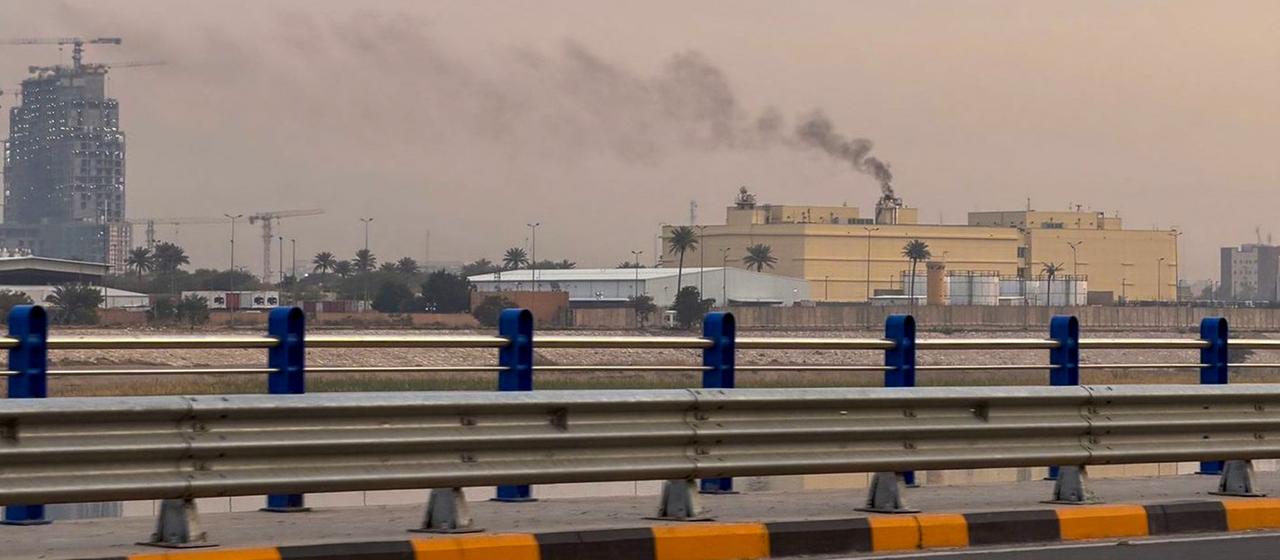 Rauch steigt von dem Gebäude der US-Botschaft in Bagdad auf.