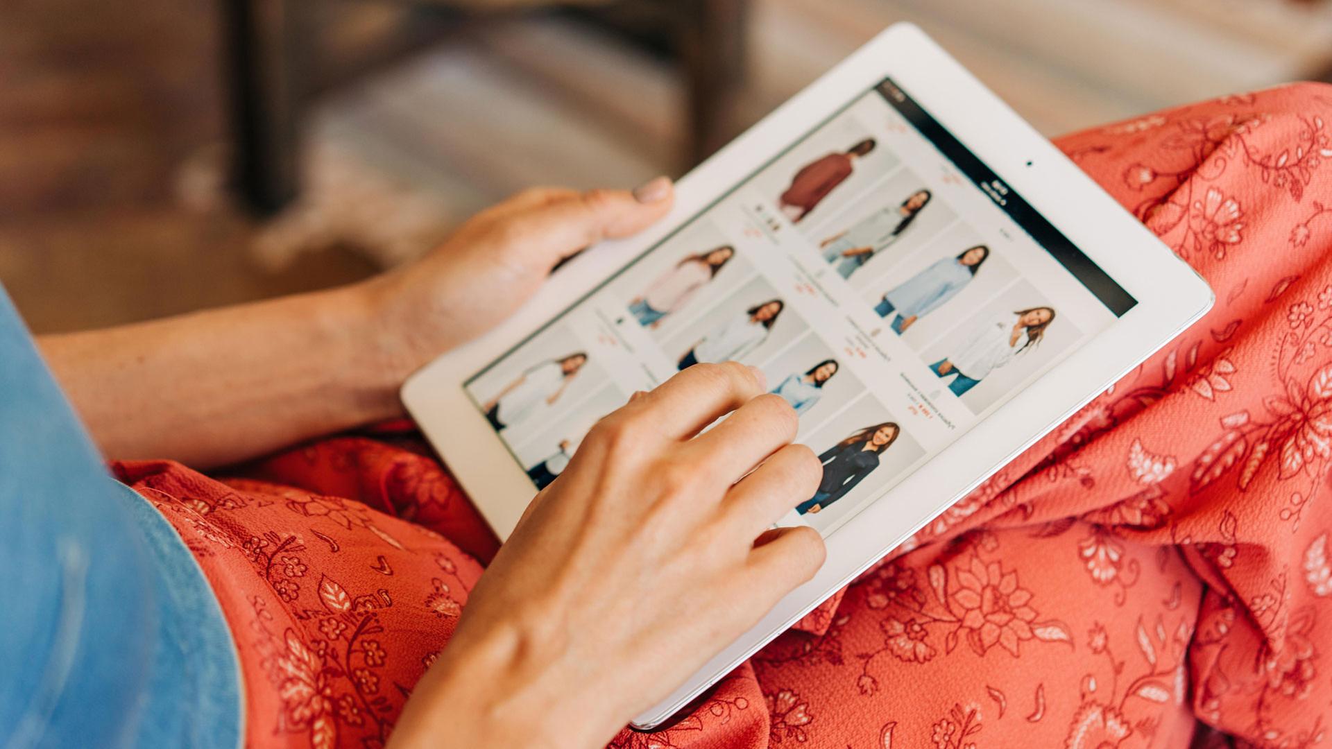 Eine Frau schaut sich das Angebot eines Online-Shops auf einem Tablet an. | picture alliance / Jens Kalaene/dpa-Zentralbild/dpa