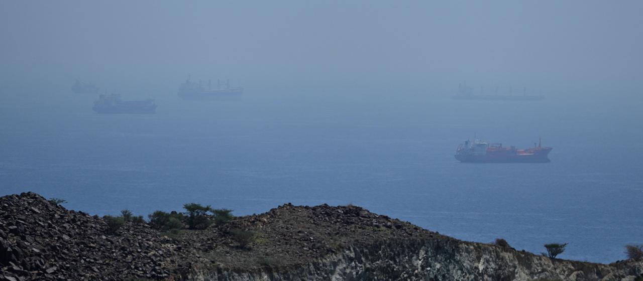 Tanker liegen in der Straße von Hormus. 
