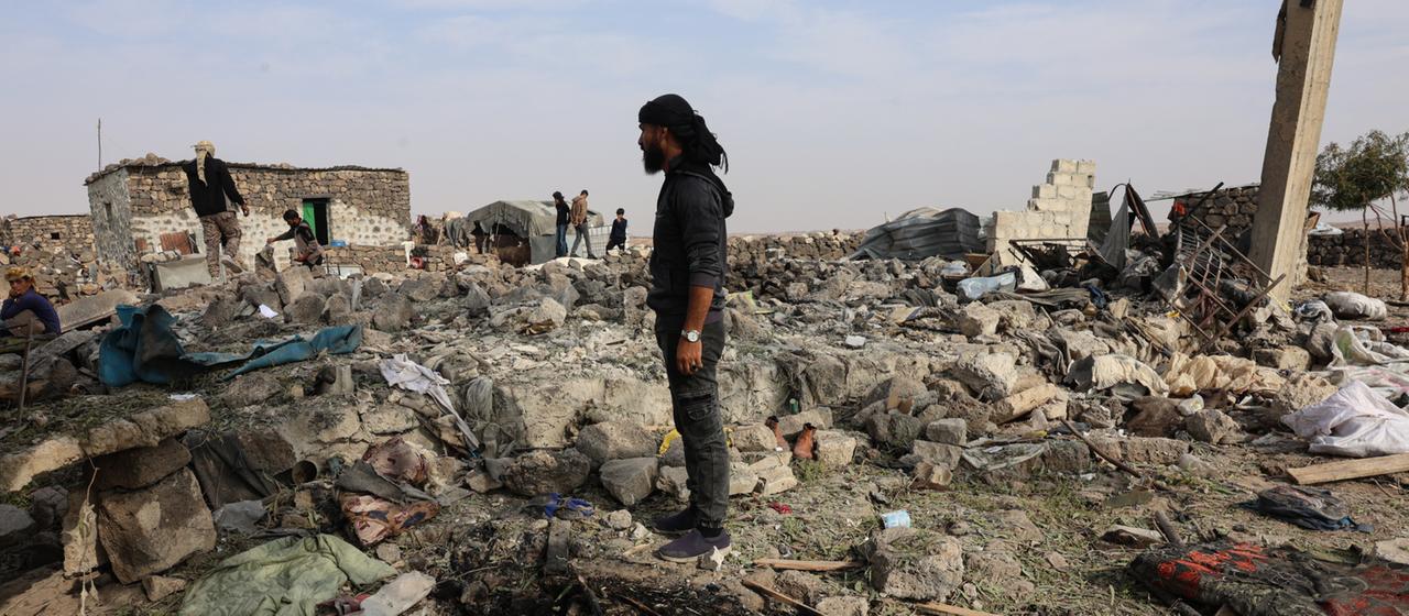 Menschen begutachten einen durch einen jordanischen Luftangriff beschädigten Ort in der ländlichen Region um Daraa im Süden Syriens.