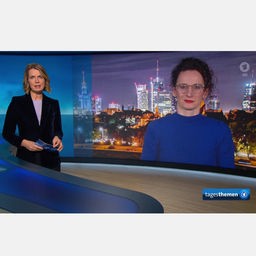 Jessy Wellmer und Kristin Joachim in den tagesthemen während eines Schaltgesprächs