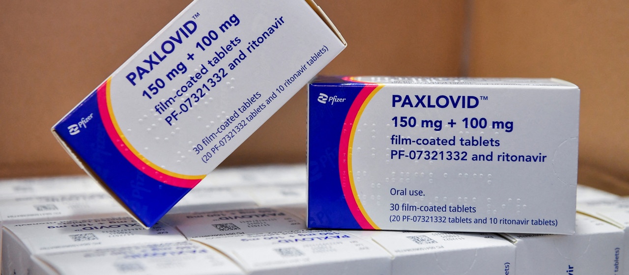 Zwei Schachteln des Corona-Medikaments Paxlovid