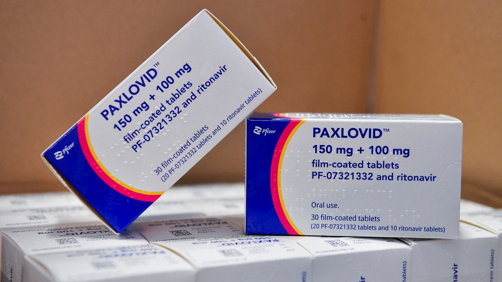 Zwei Schachteln des Corona-Medikaments Paxlovid | REUTERS